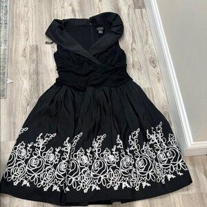 La Nouvelle Renaissance  elegant formal Black and White Floral Dress size 16